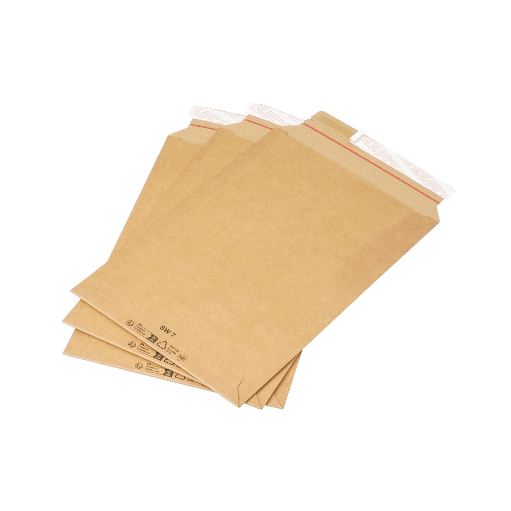 3 offene im Fächer gelegte Versandtaschen