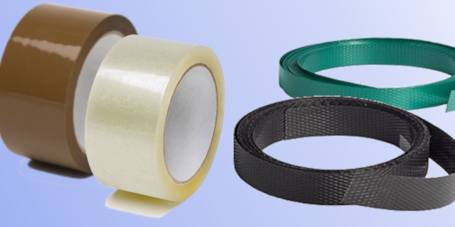 2 Rollen Klebeband und 2 Rollen Umreifungsband, links beginnend mit braunem, dann transparentes Klebeband und rechts schwarzes, dann grünes Umreifungsband