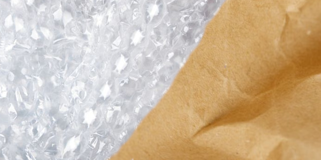 2 Ausschnitte von einer von Luftpolsterfolie und einer von Packpapier